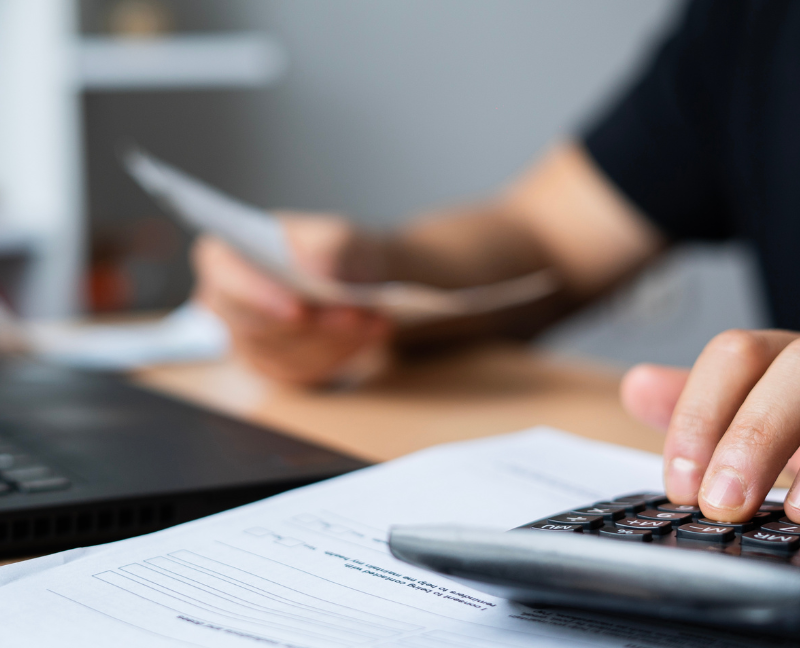 man reducing closing costs using calculator