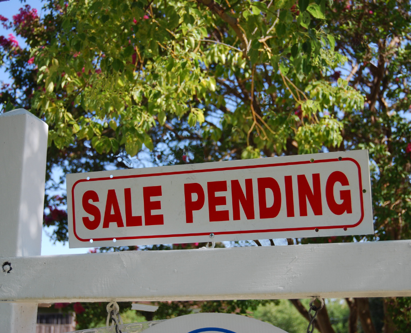 sale pending sign on a house