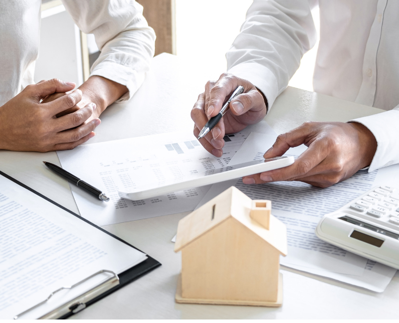 agent discussing about how to get title insurance