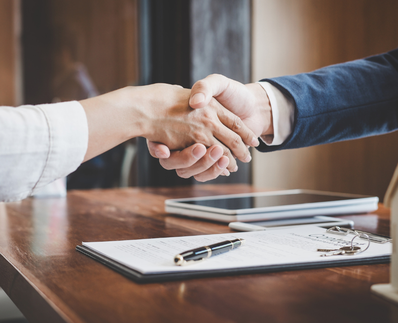agent and client shaking hands
