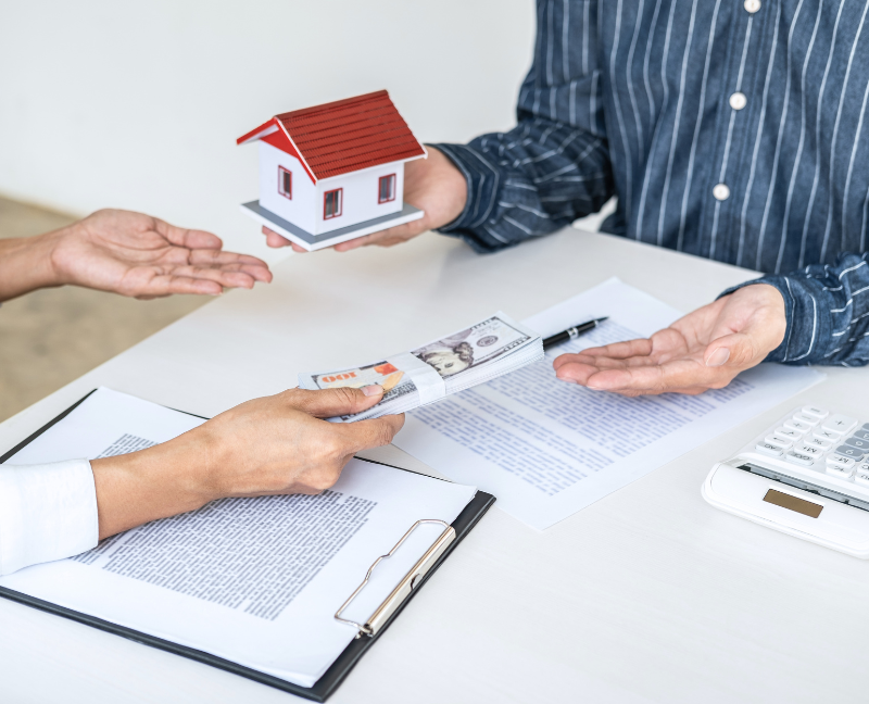 homebuyer paying cash to home seller